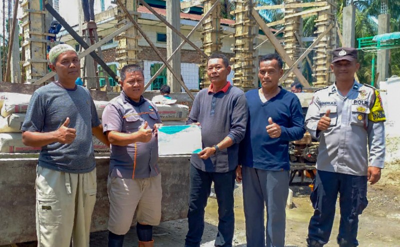 Bantuan 300 Sak Semen untuk Masjid Al-Ikhlas di Dusun Sei Tampang, Labuhanbatu